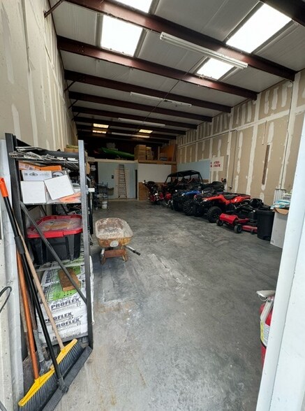 More Photos Of 7253 Gasparilla Rd, Port Charlotte Warehouse For Lease