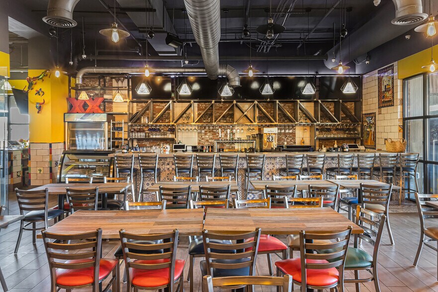 More Photos Of 1105 Main St, Forest Park Freestanding For Lease