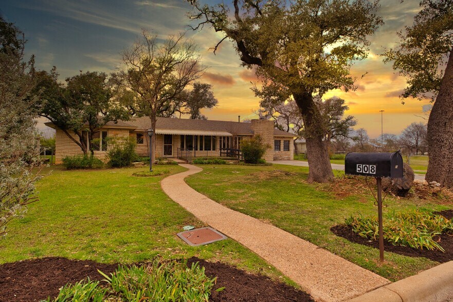 More Photos Of 508 N Lee St, Round Rock Office For Sale