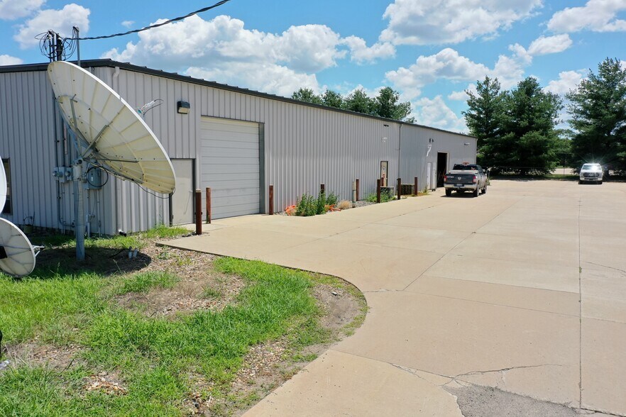 More Photos Of 1801 N 13th Ave E, Newton Flex For Lease