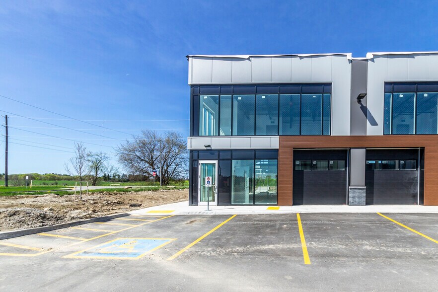 More Photos Of 585 Hanlon Creek Blvd, Guelph Showroom For Lease