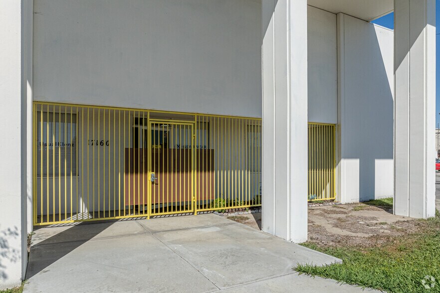 More Photos Of 17160 Alburtis Ave, Artesia Warehouse For Lease