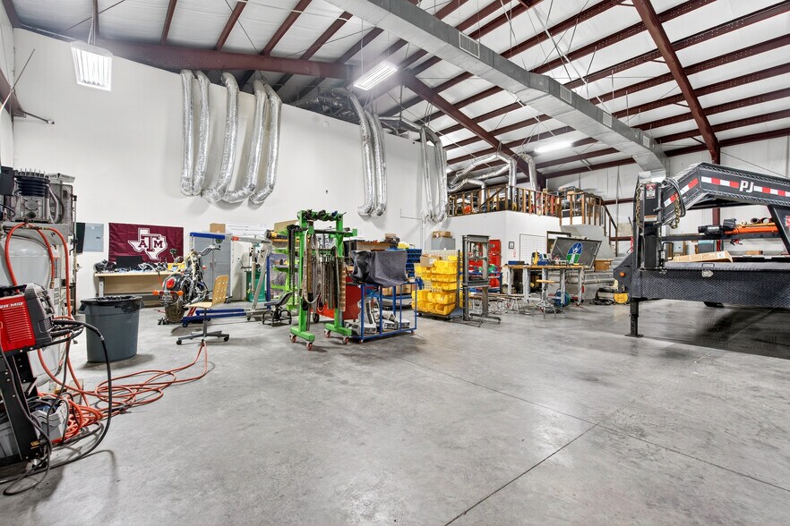 More Photos Of 8601 Fawn Trl, Conroe Warehouse For Lease