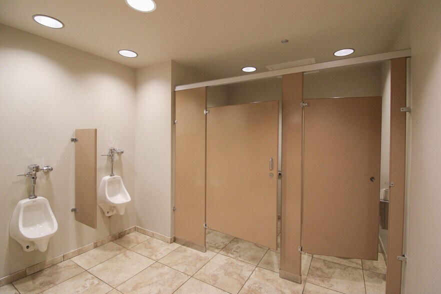 More Photos Of 6400 N Northwest Hwy, Chicago Apartments For Lease