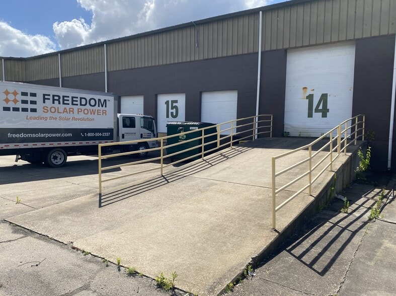 More Photos Of 500 Woodlake Dr, Chesapeake Light Manufacturing For Lease