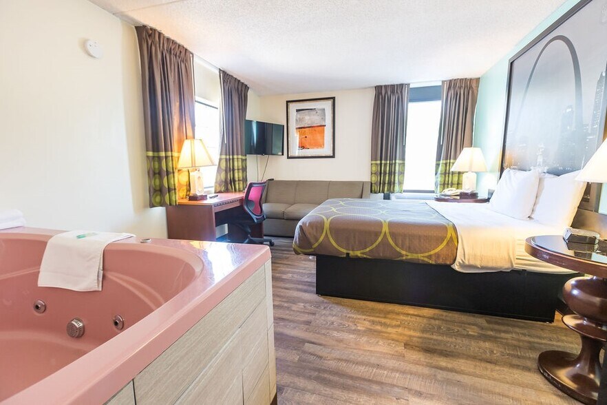 More Photos Of 2490 Green Mountain Dr, Branson Hotel For Sale