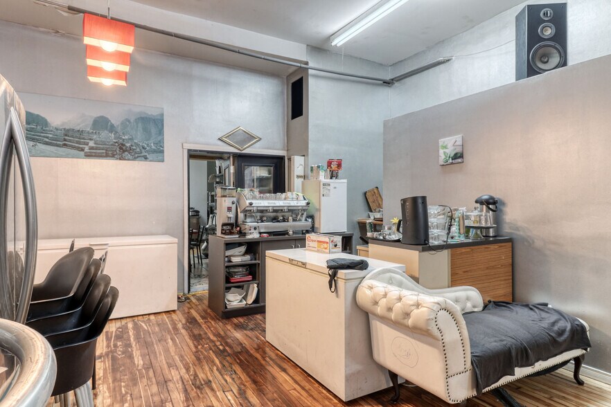 More Photos Of 1835-1841 Rue Ontario E, Montréal Storefront Retail Residential For Lease