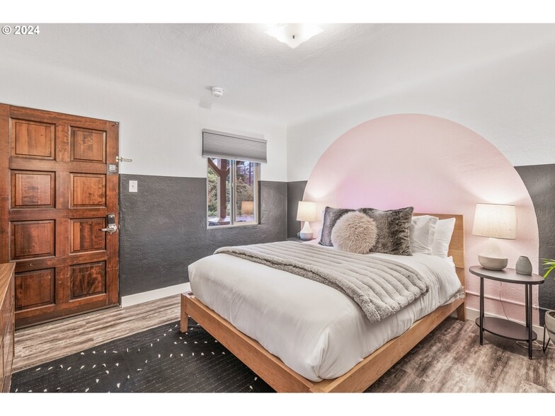 More Photos Of 1175 2nd St SE, Bandon Hotel For Sale