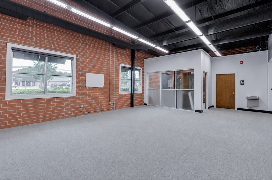 More Photos Of 211 N Pleasantburg Dr, Greenville Light Manufacturing For Sale