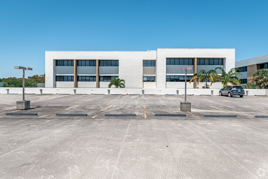 More Photos Of 1900 NW Corporate Blvd, Boca Raton Unknown For Lease