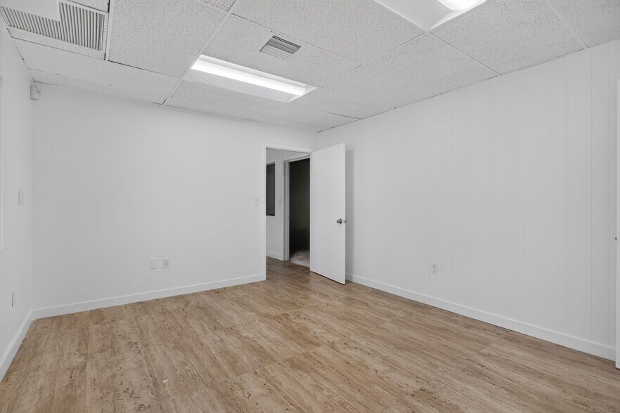 More Photos Of 4700-4712 NE 11th Ave, Oakland Park Warehouse For Lease