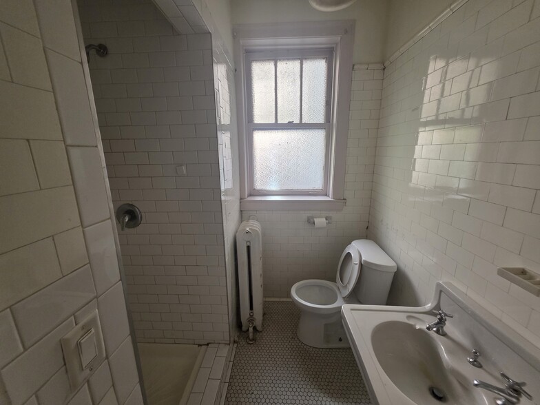 More Photos Of 1232 W Thorndale Ave, Chicago Schools For Sale