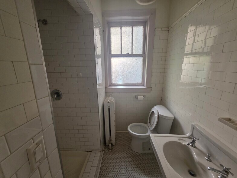More Photos Of 1244 W Thorndale Ave, Chicago Specialty For Sale