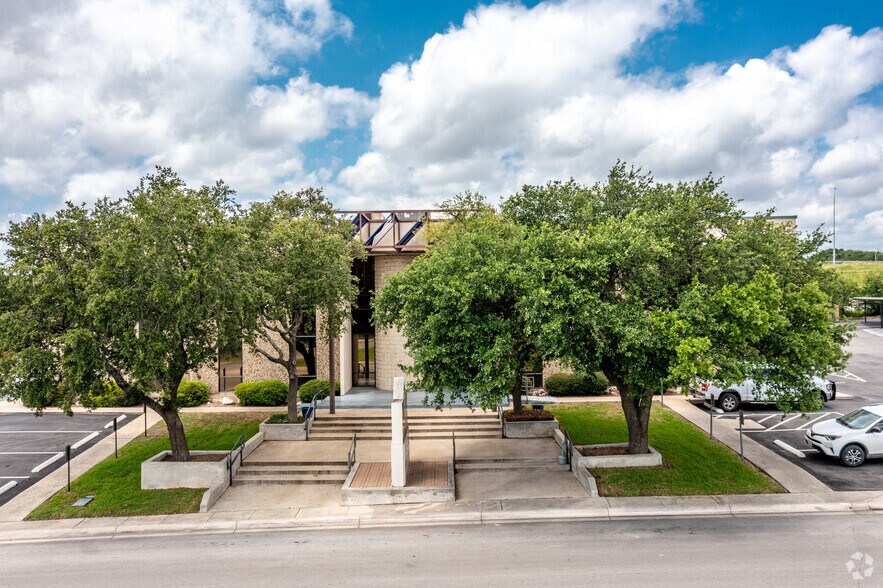 More Photos Of 10715 Gulfdale St, San Antonio Office For Sale