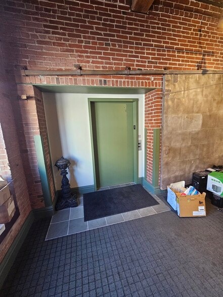 More Photos Of 1113-1115 Locust St, Saint Louis Office For Lease