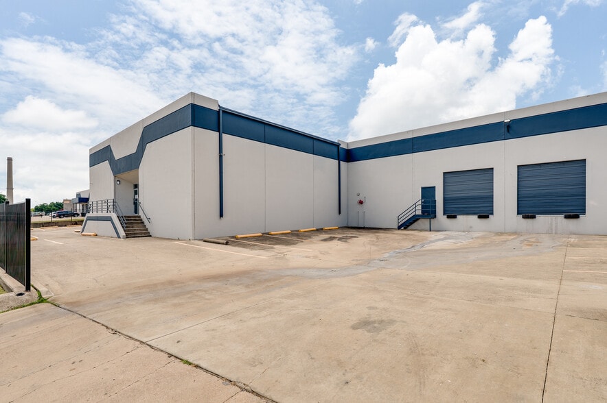 More Photos Of 2570 W Commerce St, Dallas Warehouse For Sale