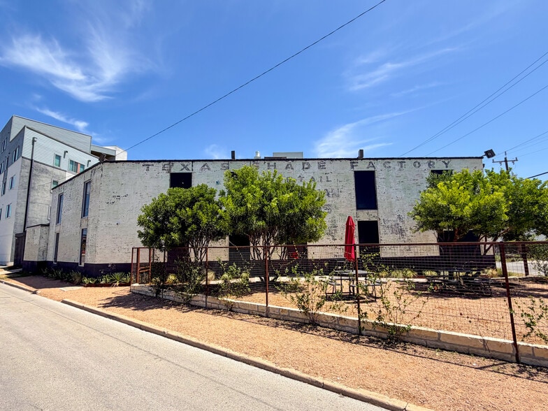 More Photos Of 915 Dallas St, San Antonio Flex For Lease