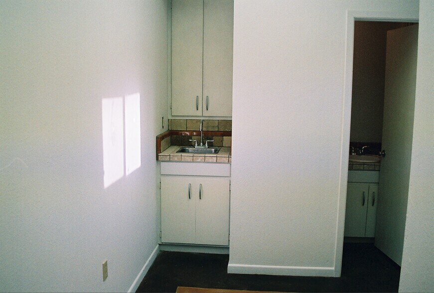 More Photos Of 203-209 S Water St, Burnet Storefront Retail Office For Lease