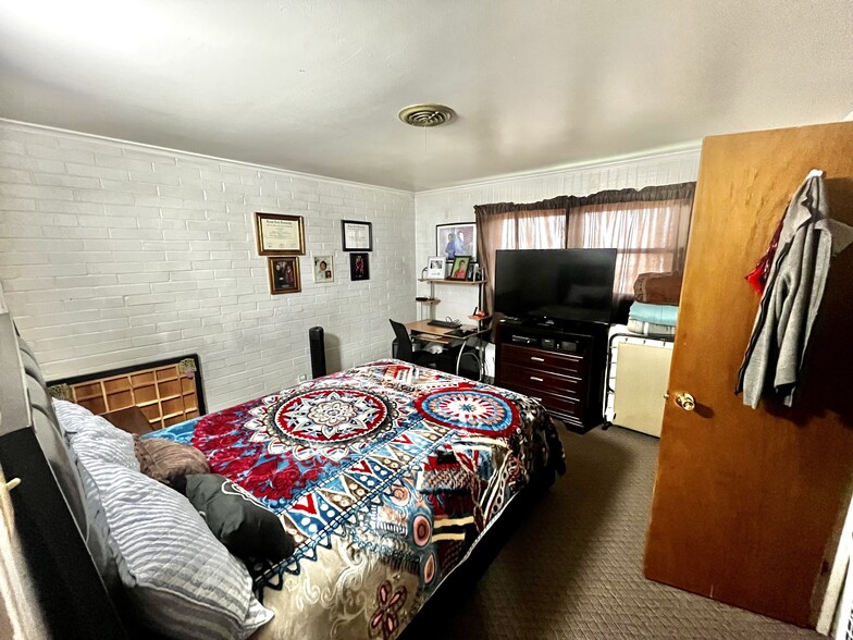 More Photos Of 215 N Broadway St, Post Hotel For Sale