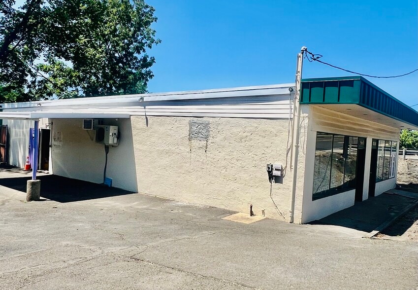 More Photos Of 858 Street Rd, Southampton General Retail For Lease