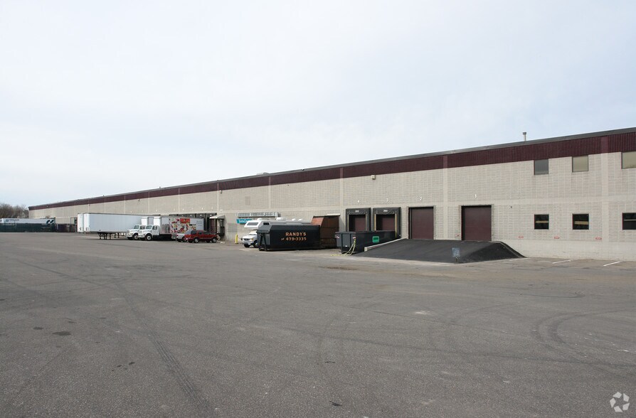 More Photos Of 975 N Nathan Ln, Plymouth Warehouse For Lease