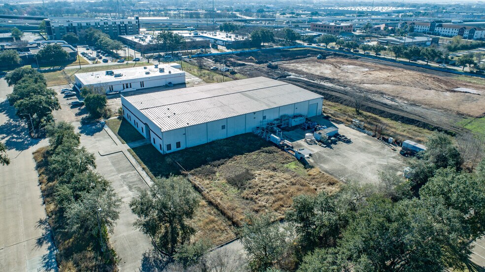 More Photos Of 10511 Fallstone Rd, Houston Warehouse For Lease