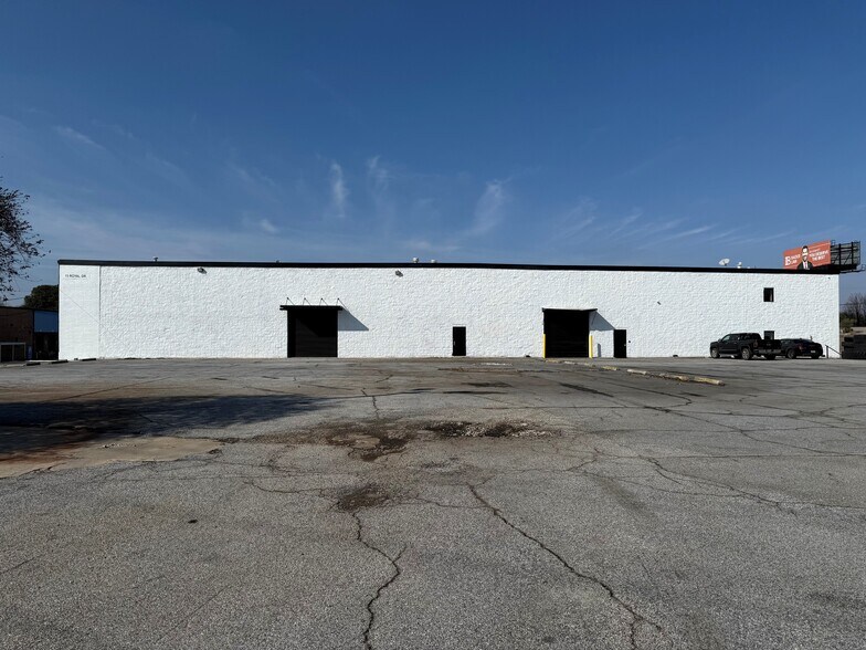 More Photos Of 15 Royal Dr, Forest Park Warehouse For Lease
