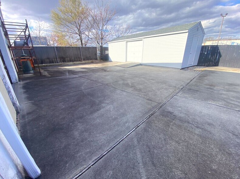 More Photos Of 77 Gazza Blvd, Farmingdale Showroom For Sale