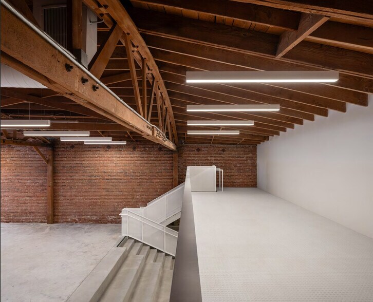 More Photos Of 2432 E 8th St, Los Angeles Showroom For Lease