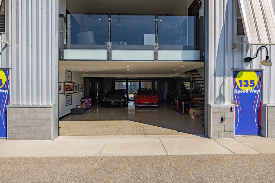 More Photos Of 135 W Speed Way, Pontiac Showroom For Sale
