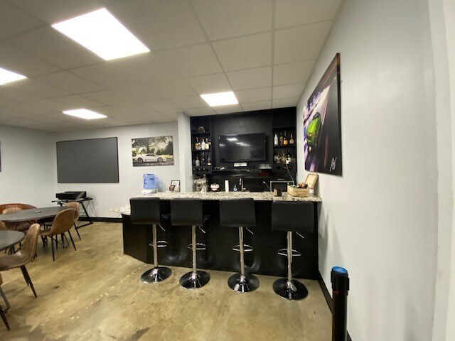 More Photos Of 1155 N Warson Rd, Creve Coeur Light Manufacturing For Lease