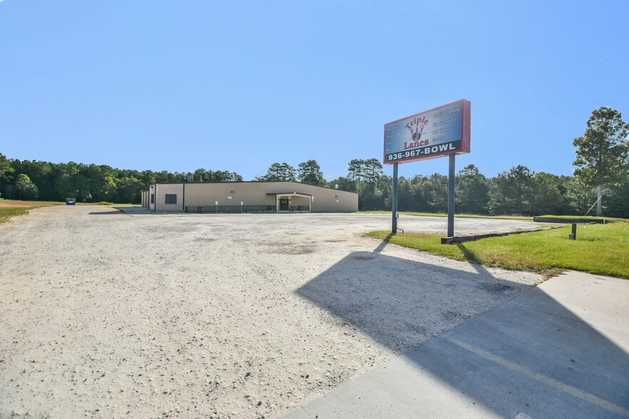 Primary Photo Of 6900 US Highway 190 W, Livingston Bowling Alley For Sale