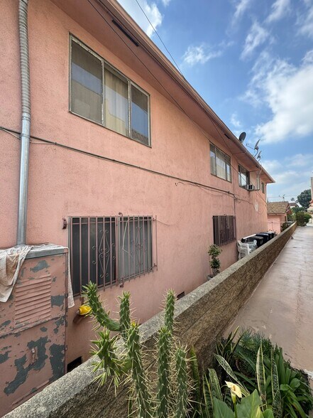 More Photos Of 410 Fischer St, Glendale Apartments For Sale