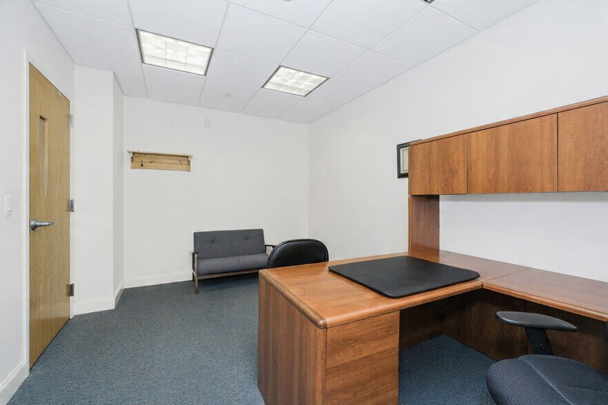 More Photos Of 6 Drummond Pl, Red Bank Office For Lease