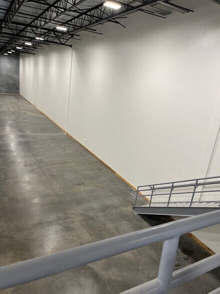 More Photos Of 10903 Shady Trl, Dallas Distribution For Lease