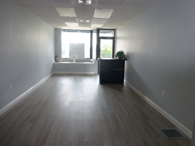 More Photos Of 4 Bow St, Lexington Storefront Retail Office For Lease