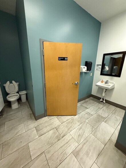 More Photos Of 1301 W 1st St, Springfield Medical For Lease
