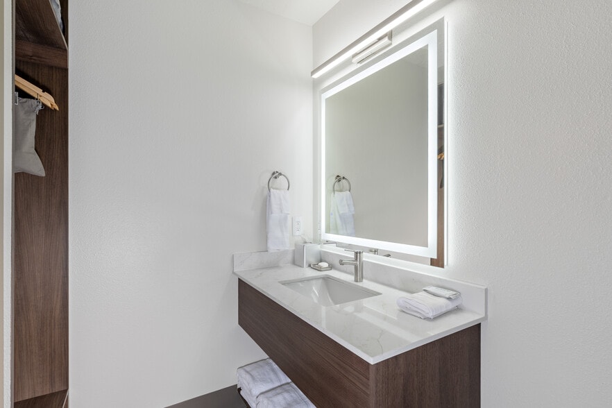 More Photos Of 245 N Red Cliffs Dr, Saint George Hotel For Sale