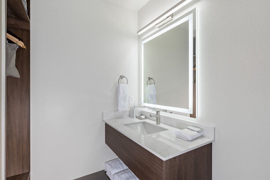 More Photos Of 245 N Red Cliffs Dr, St George Hotel For Sale