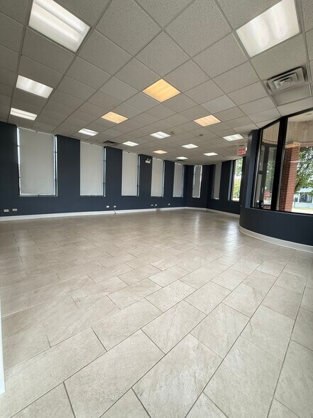 More Photos Of 223 Dundee Ave, Elgin Freestanding For Lease