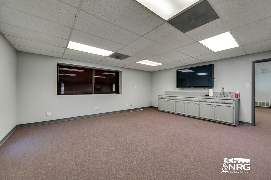 More Photos Of 715 W 81st St, Odessa Warehouse For Sale