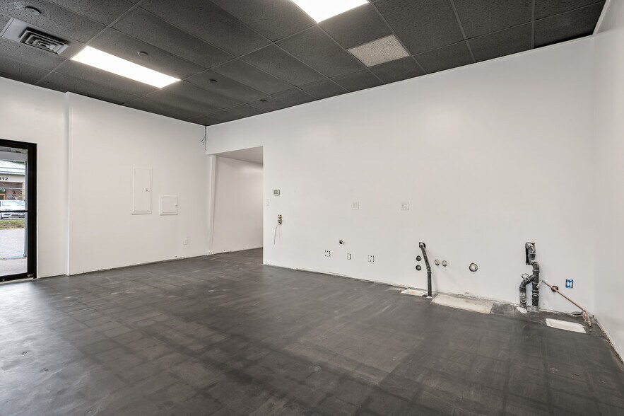 More Photos Of 1520 N Government Way, Coeur d'Alene Showroom For Sale