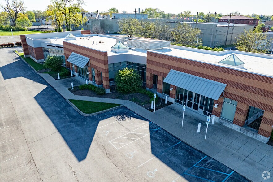More Photos Of 900 Spring St, Jeffersonville Medical For Lease