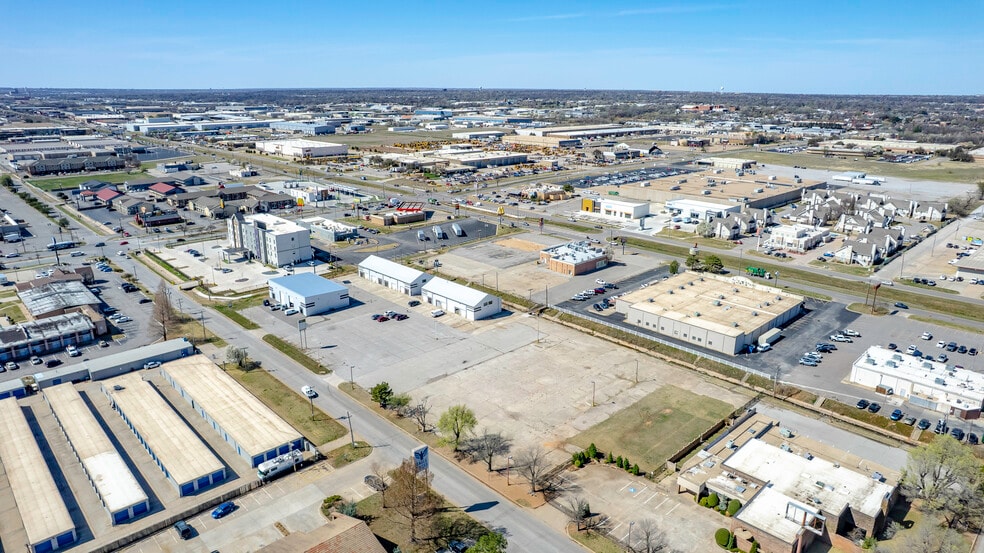 More Photos Of 4403-4411 SW 3rd St, Oklahoma City Showroom For Sale