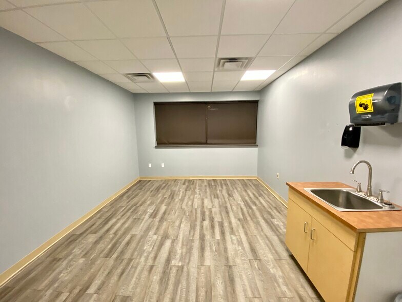More Photos Of 3 Professional Dr, Alton Office For Lease