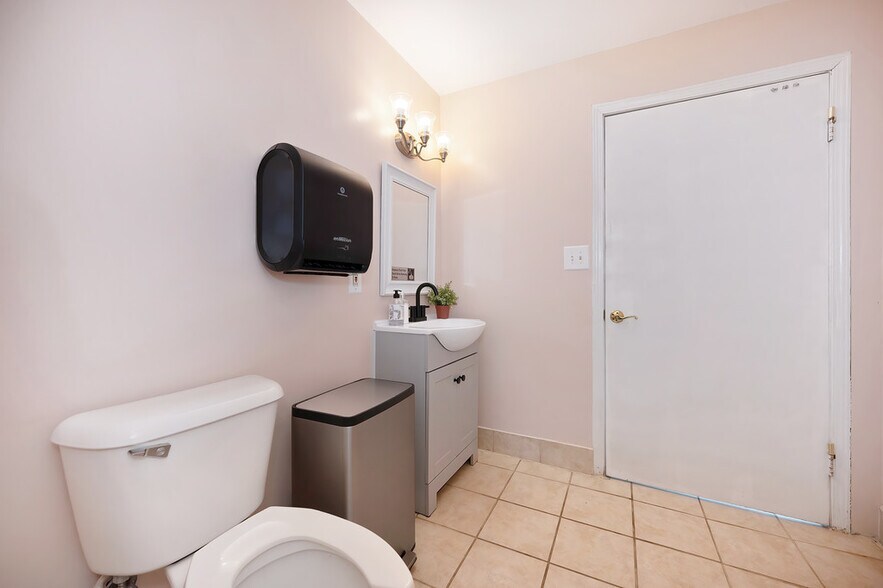 More Photos Of 1512 E Bayview Blvd, Norfolk Freestanding For Sale