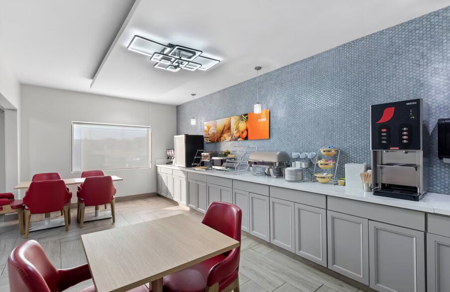 More Photos Of 410 5th St SW, Mason City Hotel For Sale