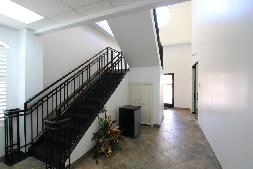 More Photos Of 5905 Winsome Ln, Houston Office For Sale