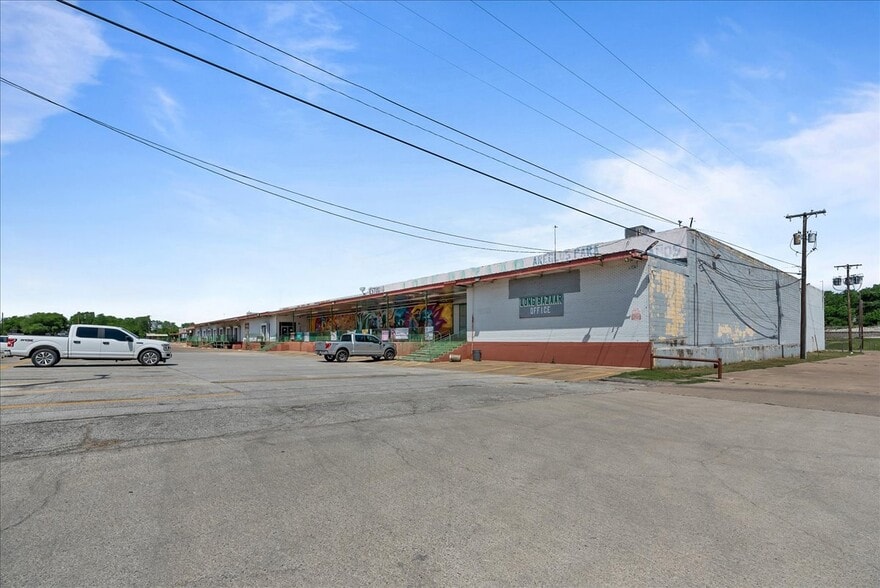 More Photos Of 318 E Long Ave, Fort Worth General Retail For Sale