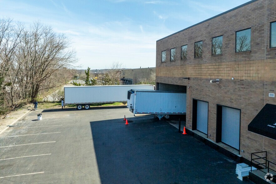 More Photos Of 4 Tri Harbor Ct, Port Washington Flex For Sale